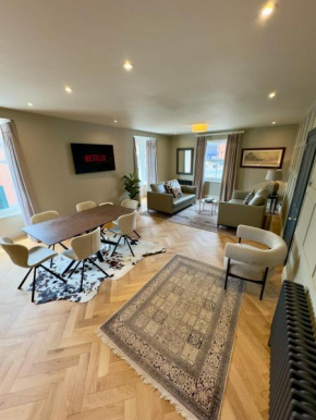 Romeo's Arch high end luxury in centre of Stratford with parking